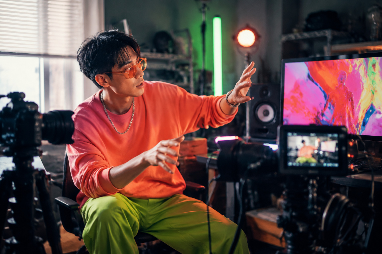 年轻创作者在工作室中制作 AI 视觉作品